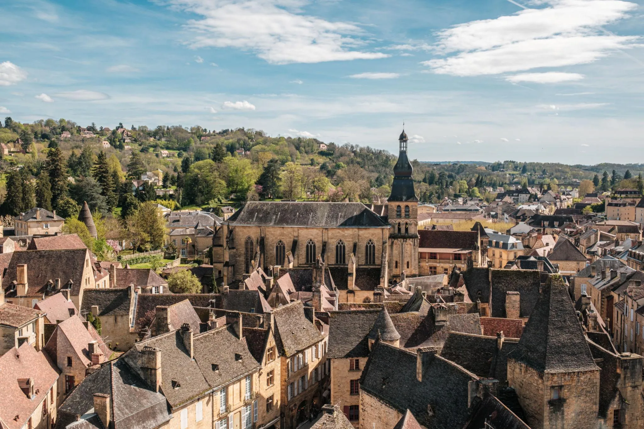 Vue sur les toits et la cathédrale de Sarlat au printemps