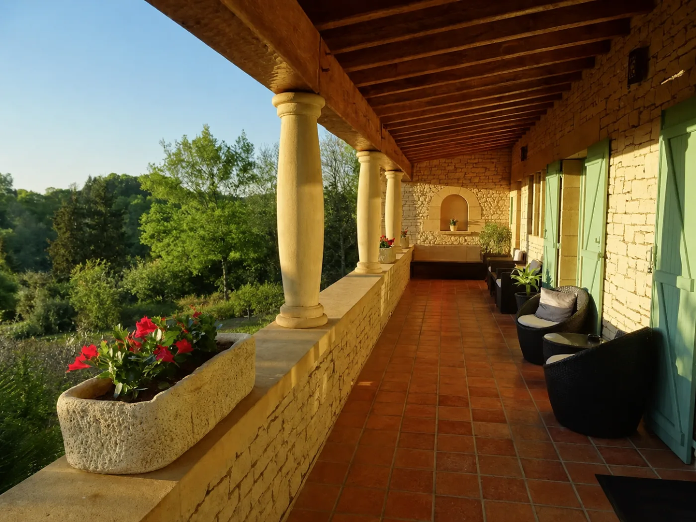 El patio del Hôtel Bon Encontre